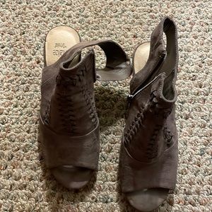 Women’s Sanoma size 6 open toe dress shoe. Ortholite